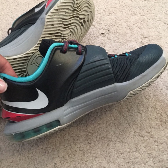 Keivn Durant Sneakers - Picture 6 of 7